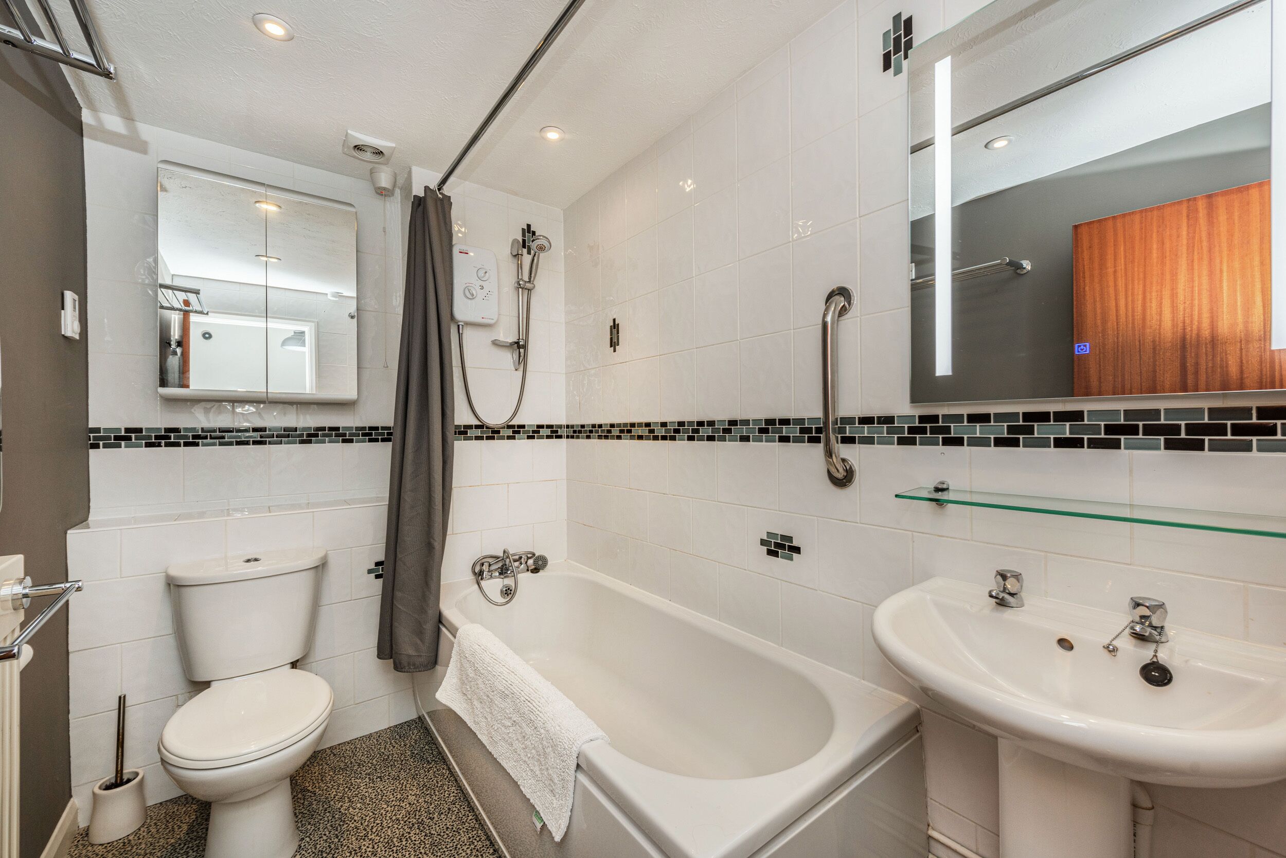 Un baño moderno con inodoro, bañera y lavamanos.