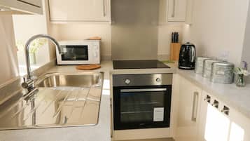 Placa de cocina, lavavajillas, silla alta para bebés