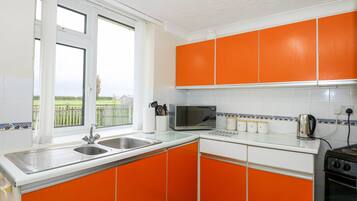 Cottage | Private kitchen | Fridge, stovetop, highchair, cookware/dishes/utensils