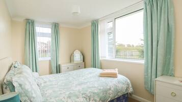Cottage | 2 bedrooms, individually decorated, individually furnished, bed sheets