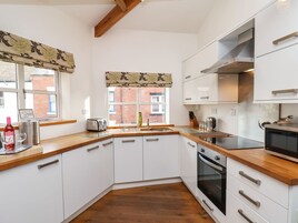 Lavavajillas, silla alta para bebés, utensilios de cocina