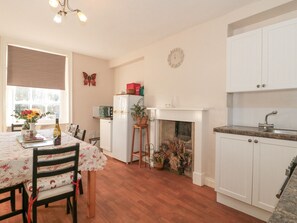 Cottage | Private kitchen | Fridge, cookware/dishes/utensils