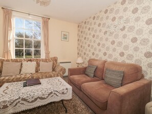 Cottage | Living area | Fireplace - Wards Court 2 (Gloucester)