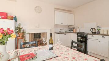 Cottage | Private kitchen | Fridge, cookware/dishes/utensils