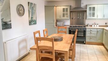 Cottage | Private kitchen | Fridge, dishwasher, highchair, cookware/dishes/utensils