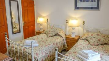 Cottage | 2 bedrooms, individually decorated, individually furnished, free WiFi