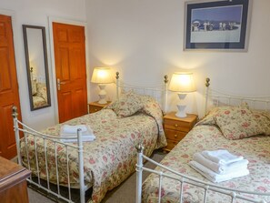Cottage | 2 bedrooms, individually decorated, individually furnished, free WiFi
