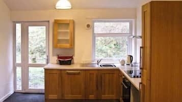 Cottage | Private kitchen | Stovetop, dishwasher, high chair, cookware/dishes/utensils
