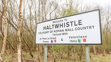 Una señal de bienvenida a Haltwhistle, que menciona sus ciudades gemelas: St. Mén-le-Grand, en Francia, y Valenton, en Italia.