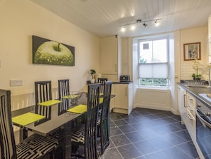 Cottage | Private kitchen | Dishwasher, cookware/dishes/utensils