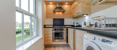 Mökki | Yksityinen keittiö | Liesi, keittoastiat/astiat/ruokailuvälineet