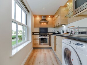 Cottage | Private kitchen | Stovetop, cookware/dishes/utensils - Perriwinkle (Filey)