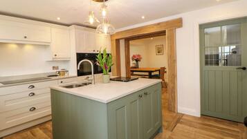 Cottage | Bếp riêng | Tủ lạnh, bếp nấu, máy rửa bát, ấm điện