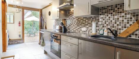 Cottage | Private kitchen | Stovetop, cookware/dishes/utensils