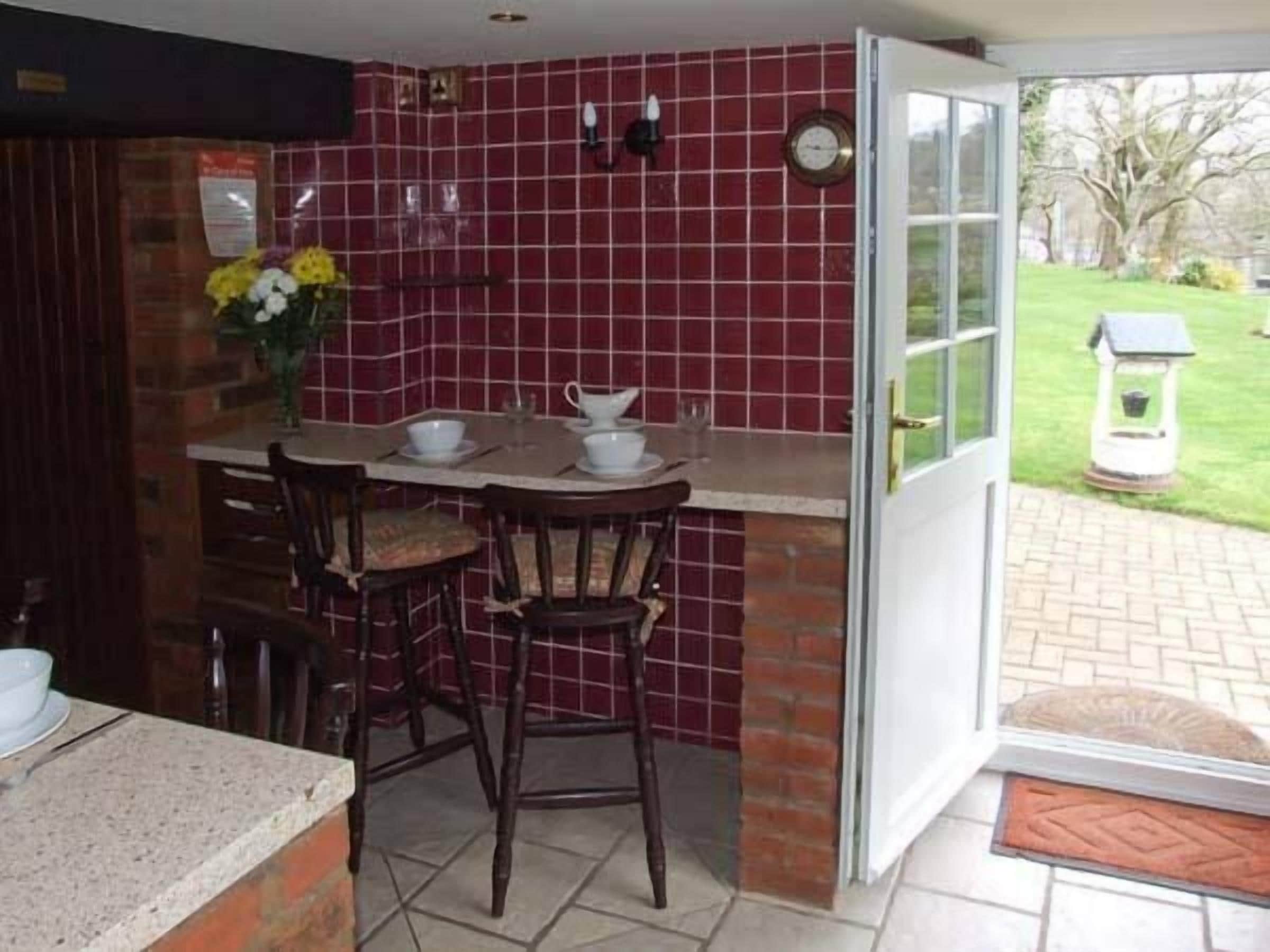 Cottage | Private kitchen | Stovetop, cookware/dishes/utensils