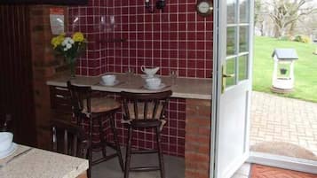 Cottage | Private kitchen | Stovetop, cookware/dishes/utensils