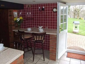 Cottage | Private kitchen | Stovetop, cookware/dishes/utensils - Severn Bank Lodge (Bewdley)
