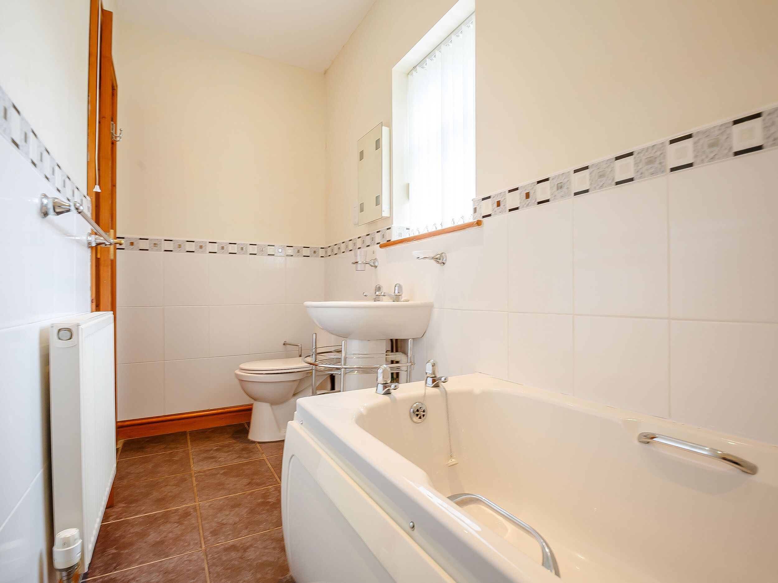 Cottage | Bathroom | Shower, hair dryer