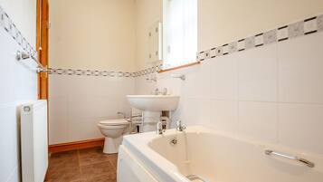 Cottage | Bathroom | Shower, hair dryer