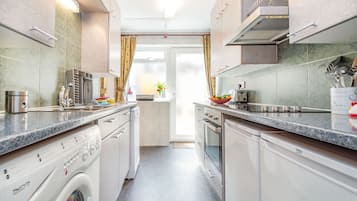 Cottage | Private kitchen | Stovetop, dishwasher, cookware/dishes/utensils