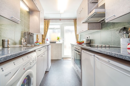 Placa de cocina, lavavajillas, utensilios de cocina