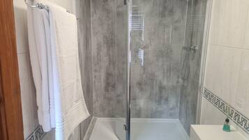 Cottage | Bathroom | Shower