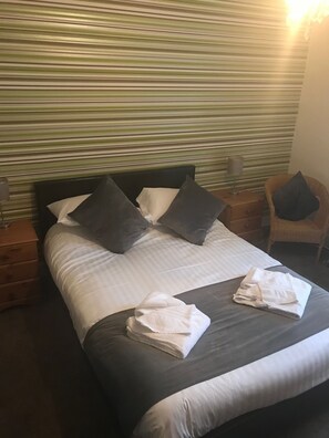 Double Room, 1 Double Bed, Non Smoking | Egyptian cotton sheets, premium bedding, free WiFi, bed sheets - Crown Hotel (Langholm)