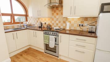 Cottage | Private kitchen | Cookware/dishes/utensils