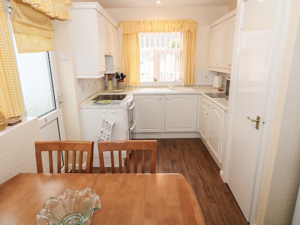 Cottage | Private kitchen | Stovetop, cookware/dishes/utensils