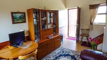 Cottage | 1 bedroom, individually decorated, individually furnished, free WiFi