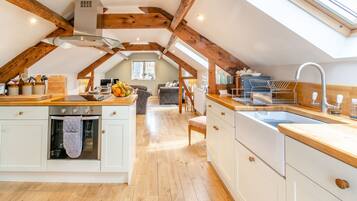 Cottage | Private kitchen | Stovetop, cookware/dishes/utensils