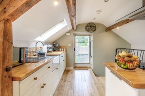 Cottage | Private kitchen | Stovetop, cookware/dishes/utensils - Upstairs Downstairs Cottage (Scarborough)