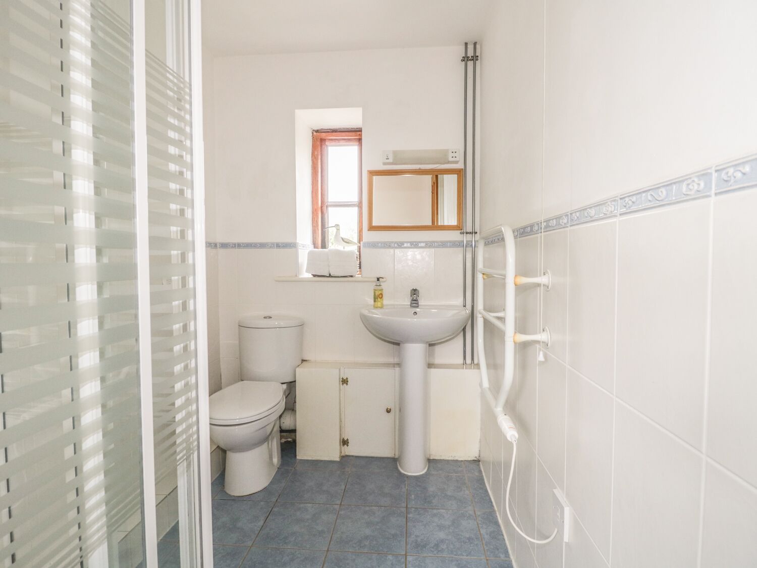 Ein Badezimmer mit Toilette, Waschbecken und Dusche.