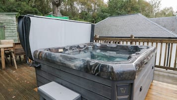Cottage | Outdoor spa tub