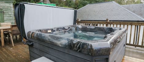 Cottage | Outdoor spa tub