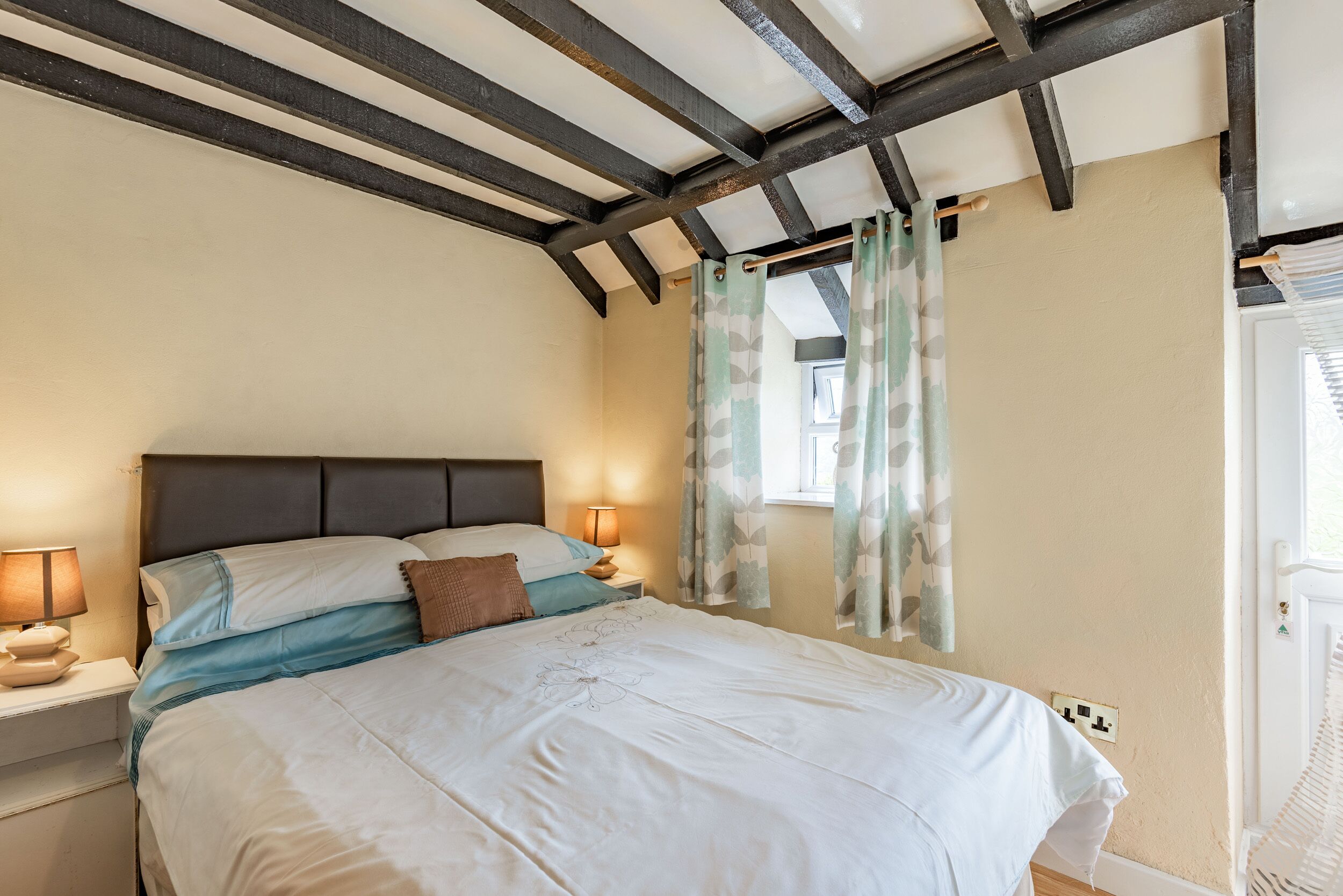 Cottage | 2 bedrooms, individually decorated, individually furnished, bed sheets