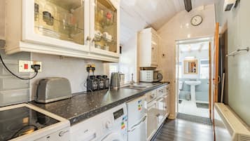 Cottage | Bếp riêng | Tủ lạnh, lò nướng, bếp nấu, dụng cụ nấu nướng/bát dĩa/dao nĩa