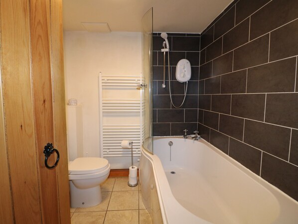 A bathroom with a toilet, a bathtub, and a shower. - Wigwell Barn (Belper)