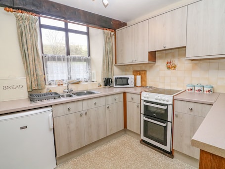 Cottage | Private kitchen | Stovetop, cookware/dishes/utensils