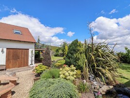 Cottage | Property grounds