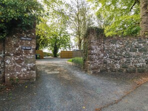 Cottage | Property grounds - Ty Taid (Gaerwen)