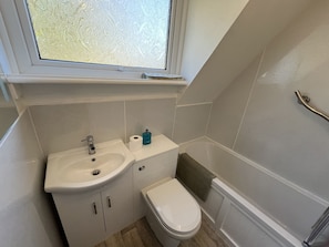 Cottage | Bathroom | Shower, hair dryer