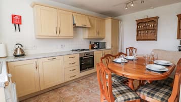 Placa de cocina, lavavajillas, silla alta para bebés