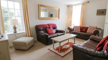 Cottage | Living area | TV