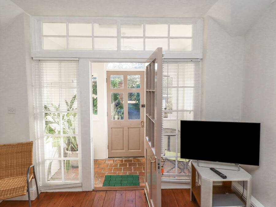 Cottage | Woonkamer | Een televisie en een dvd-speler