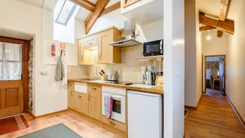 Cottage | Private kitchen | Fridge, cookware/dishes/utensils