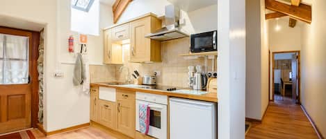 Cottage | Private kitchen | Fridge, cookware/dishes/utensils