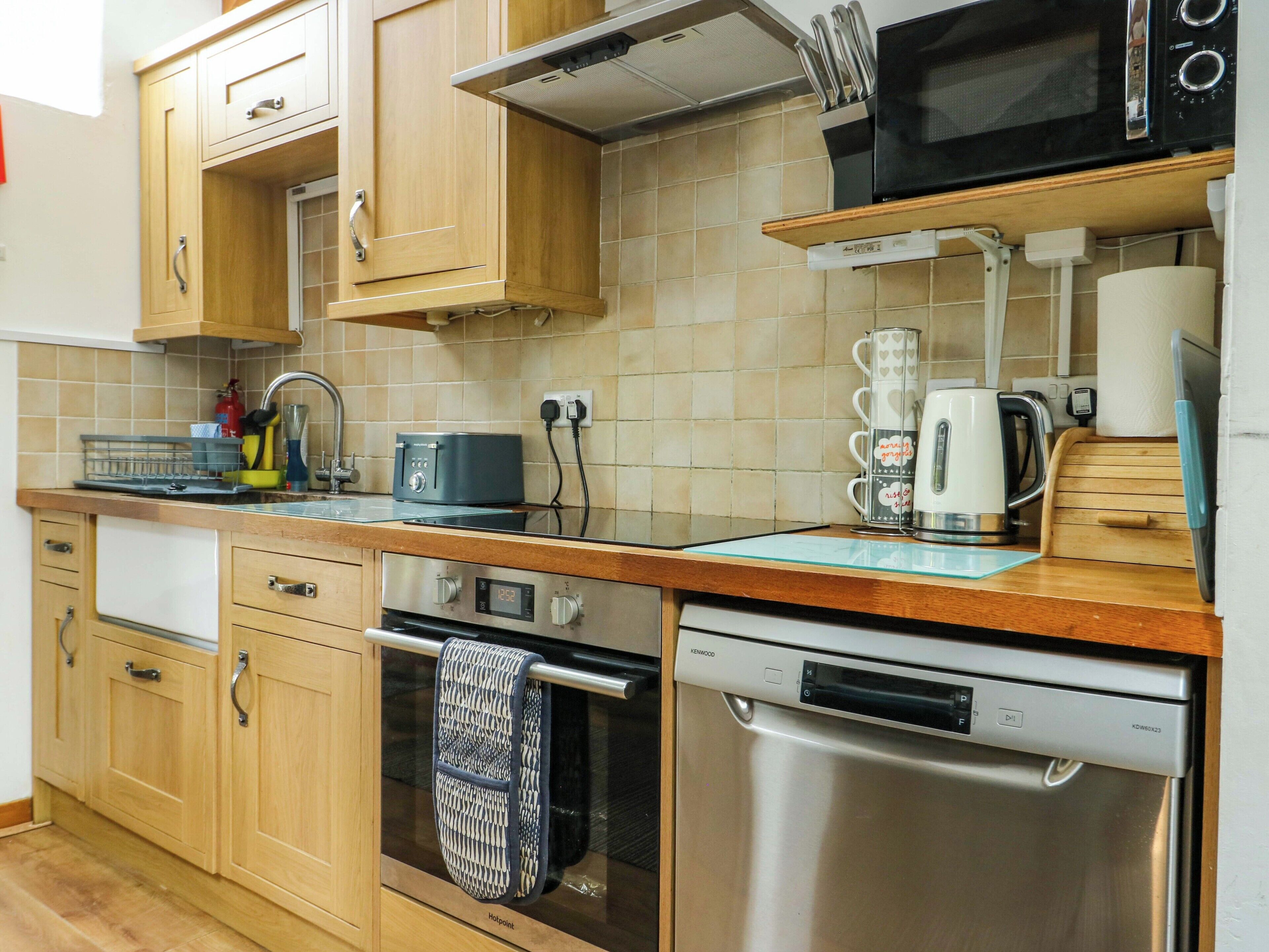 Cottage | Private kitchen | Fridge, cookware/dishes/utensils