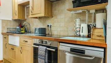 Cottage | Private kitchen | Fridge, cookware/dishes/utensils