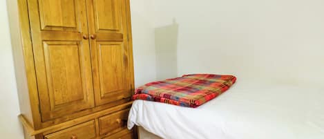 Cottage | 2 bedrooms, individually decorated, individually furnished, free WiFi